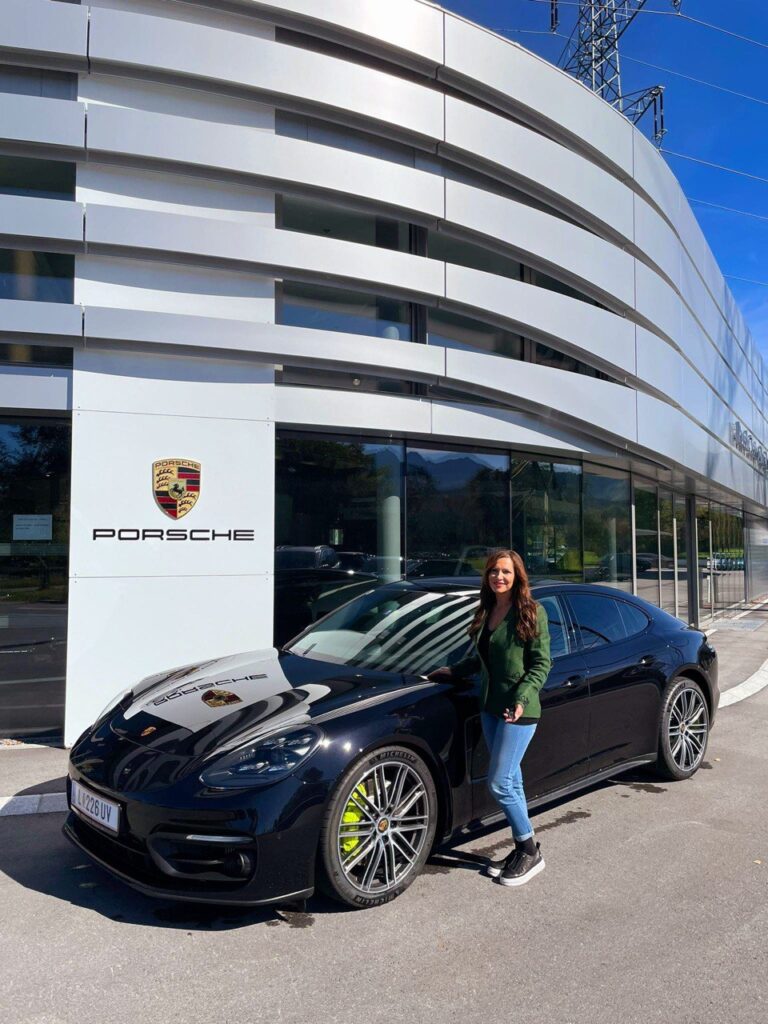 Dream Car Programm Frau mit Porsche