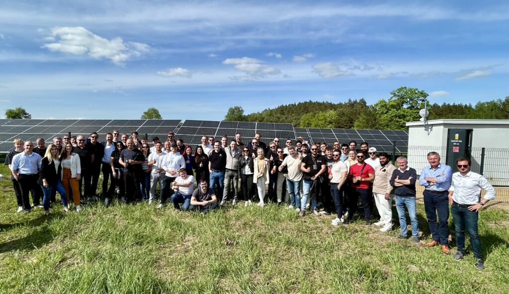 Gruppenfoto Green Finance vor Solaranlage