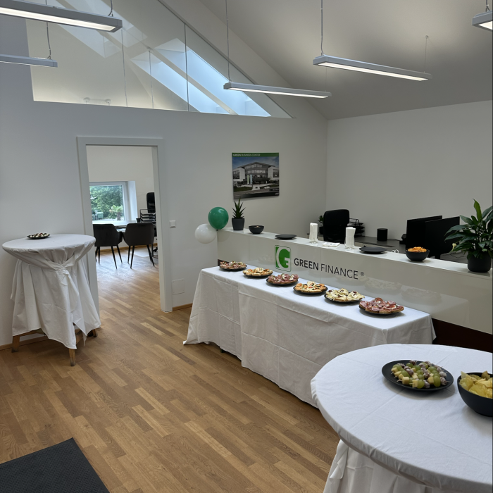 Gedeckte Tische mit Snacks im GF-Büro Ternitz