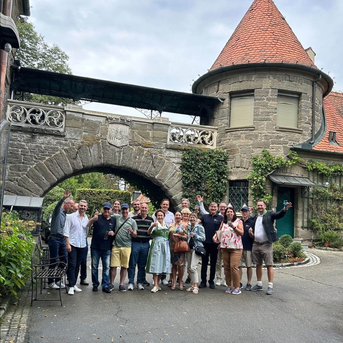 Skupinska fotografija pred gradom Hantberg