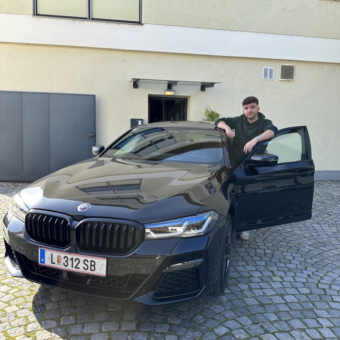 Mann mit BMW Dream Car Programm