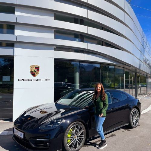 Dream Car Programm Frau mit Porsche
